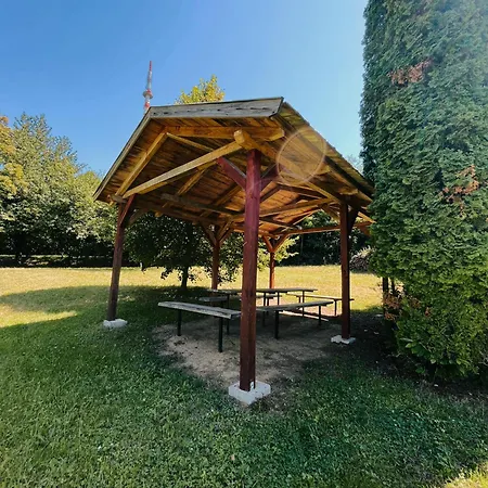 Hubertus Vadaszhaz Гостевой дом Ujudvar